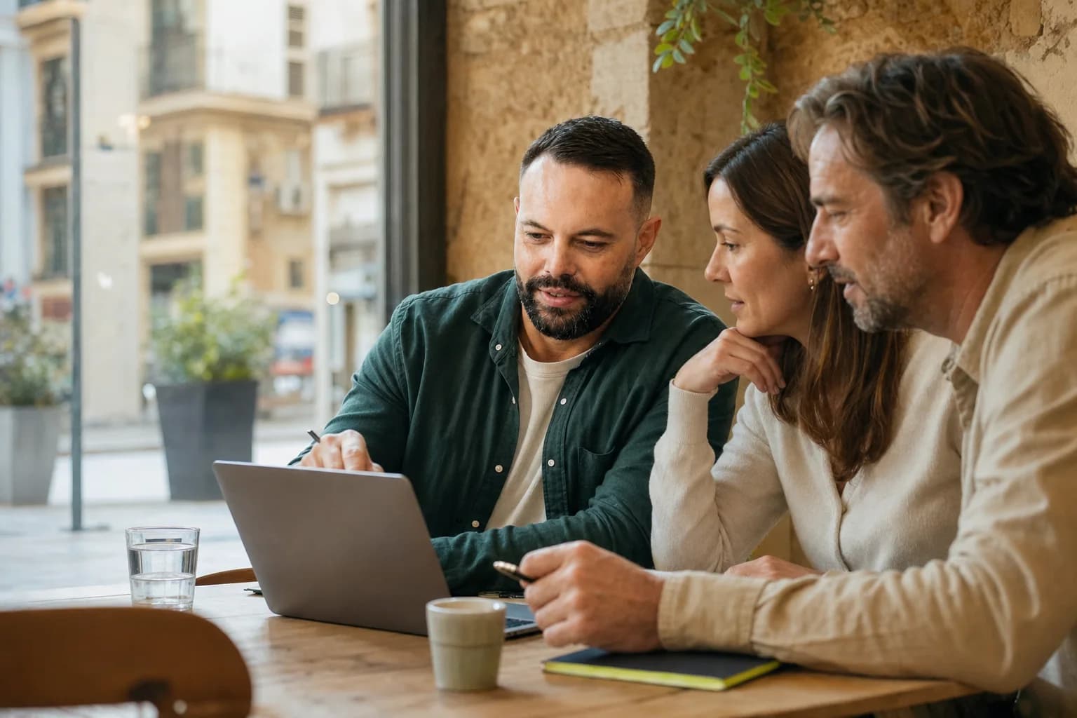Luis Rodríguez Vives trabajando una estrategia SEO con clientes en Málaga